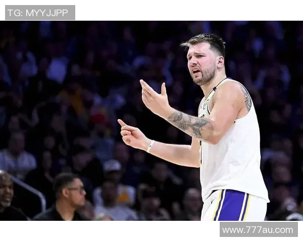 东契奇持球突破 中距离打进还造加罚