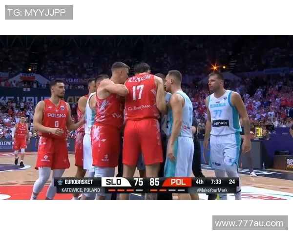 东契奇击打对手面部,裁判回看录像 东契奇击打对手面部,裁判回看录像