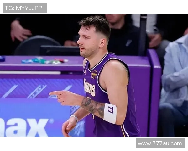 东契奇伤退，湖人17战15胜创联盟第一！里夫斯35分老詹10助破纪录